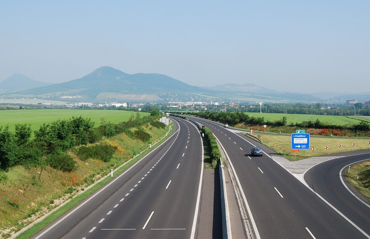 Ab 1. März 2024 steigen in Tschechien die Preise für die Autobahnvignette. Foto: Miraceti, Dálnice D8 u Lovosic, CC BY-SA 3.0