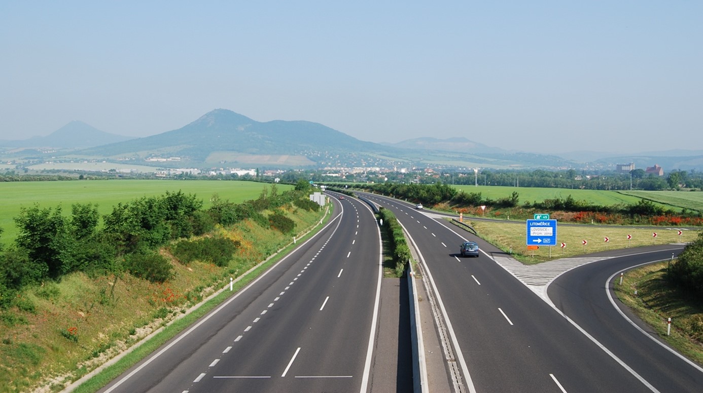 Ab 1. März 2024 steigen in Tschechien die Preise für die Autobahnvignette. Foto: Miraceti, Dálnice D8 u Lovosic, CC BY-SA 3.0