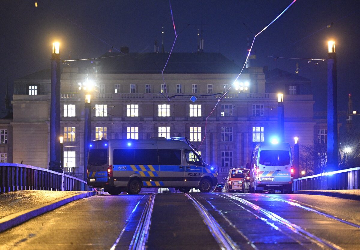 Am 21. Dezember tötete ein 24-jähriger Student an der Philosophischen Fakultät der Karls-Universität 14 Menschen und nahm sich selbst das Leben. Zuvor hatte er seinen Vater sowie einen Mann mit einem Baby erschossen. Foto: ČTK / Šimánek Vít