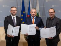 Sachsen und Tschechien wollen verstärkt im Bereich Wasserstoff zusammenarbeiten. Martin Dulig, Jozef Síkela und Wolfram Günther (v.l.n.r) nach der Unterzeichnung der Absichtserklärung in Dresden am Donnerstag. Foto: SMWA