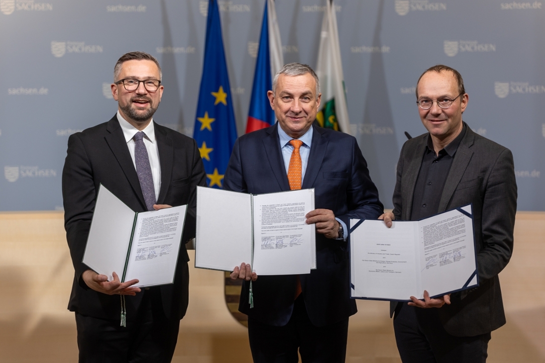 Sachsen und Tschechien wollen verstärkt im Bereich Wasserstoff zusammenarbeiten. Martin Dulig, Jozef Síkela und Wolfram Günther (v.l.n.r) nach der Unterzeichnung der Absichtserklärung in Dresden am Donnerstag. Foto: SMWA