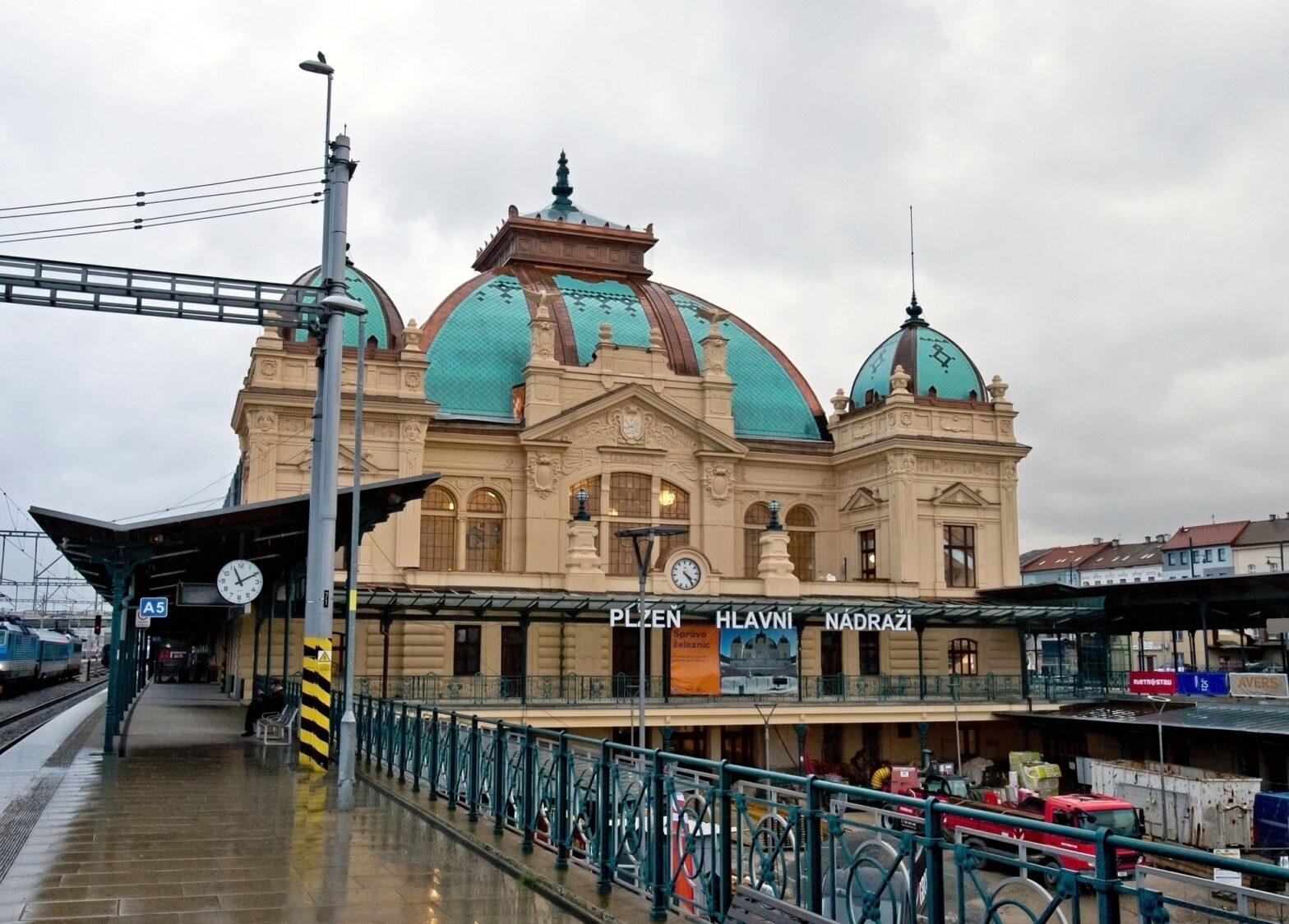 Nach fast drei Jahren Bauarbeiten wurde das historische Pilsner Bahnhofsgebäude wiedereröffnet. Foto: MARTIN POLÍVKA / MFDNES + LN / Profimedia