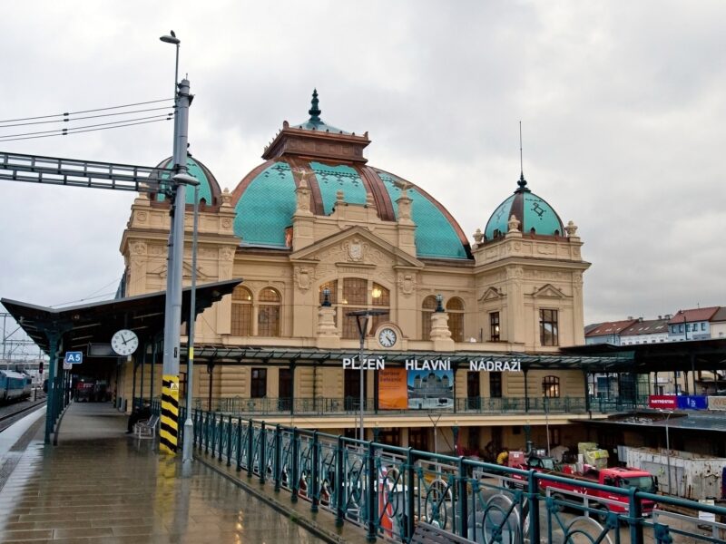 Nach fast drei Jahren Bauarbeiten wurde das historische Pilsner Bahnhofsgebäude wiedereröffnet. Foto: MARTIN POLÍVKA / MFDNES + LN / Profimedia
