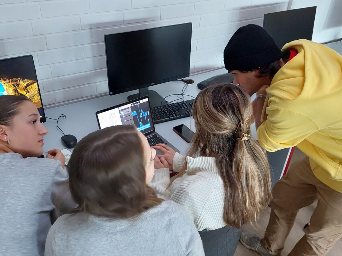 Wie entwickelt und produziert man einen Podcast? Deutsche und tschechische Jugendliche haben es gemeinsam ausprobiert. Foto: Martina Engelmaierová