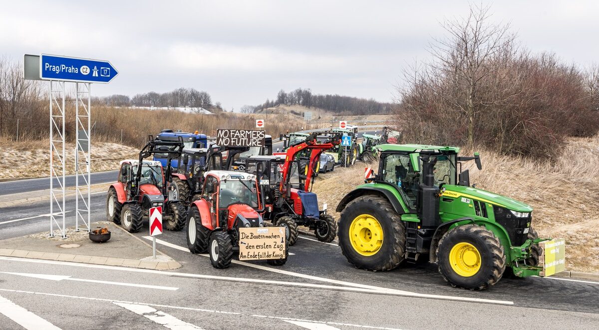 Bei Börnersdorf in Sachsen blockierten Landwirte die Autobahnauffahrt in Richtung Prag. Foto: ČTK / Hájek Vojtěchbö
