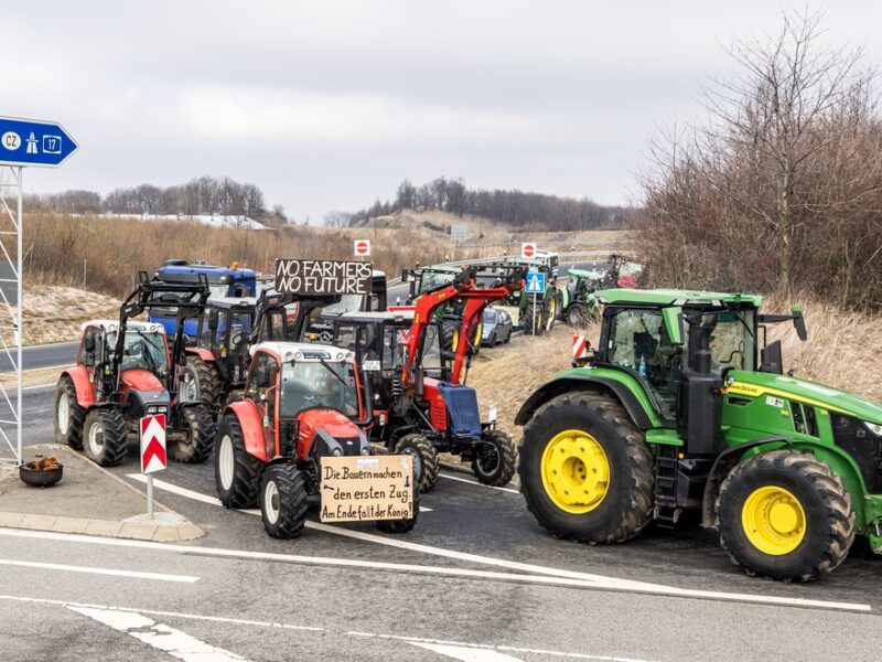 Bei Börnersdorf in Sachsen blockierten Landwirte die Autobahnauffahrt in Richtung Prag. Foto: ČTK / Hájek Vojtěchbö