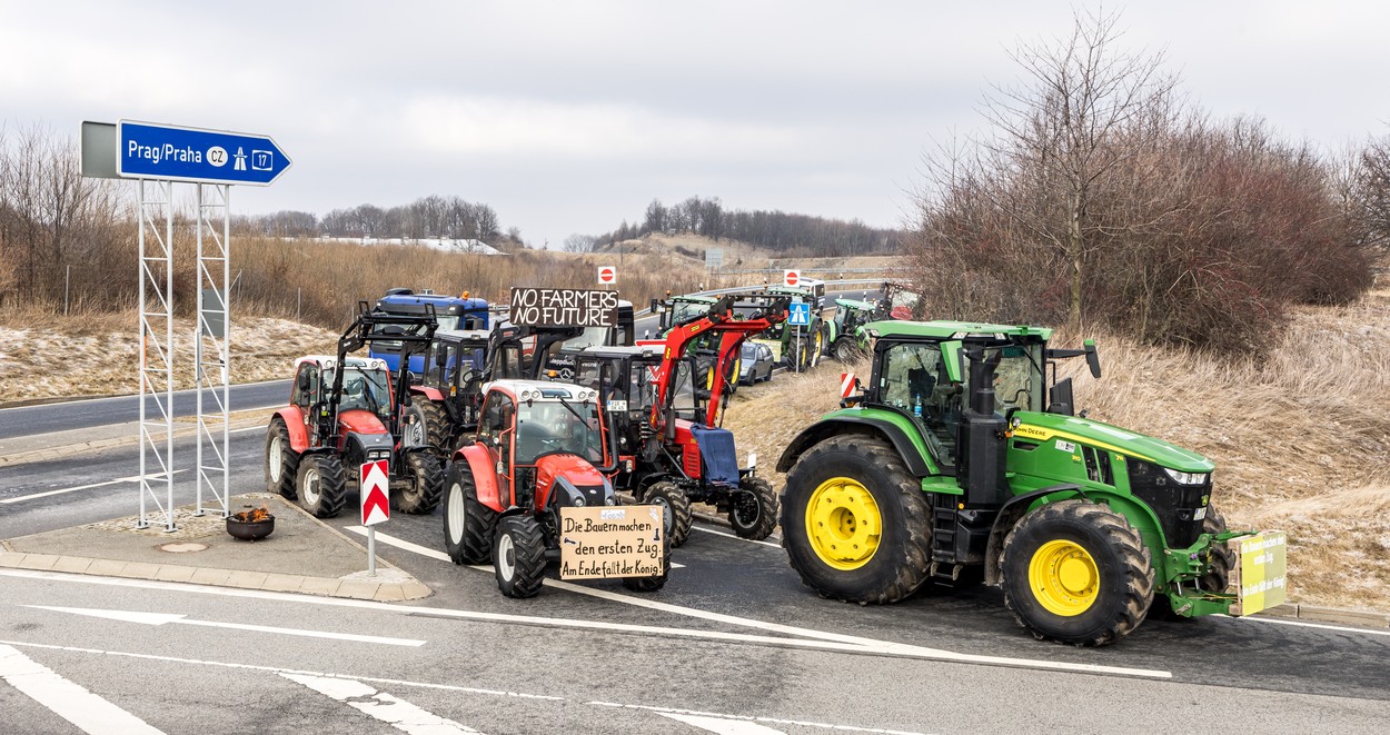 Bei Börnersdorf in Sachsen blockierten Landwirte die Autobahnauffahrt in Richtung Prag. Foto: ČTK / Hájek Vojtěchbö