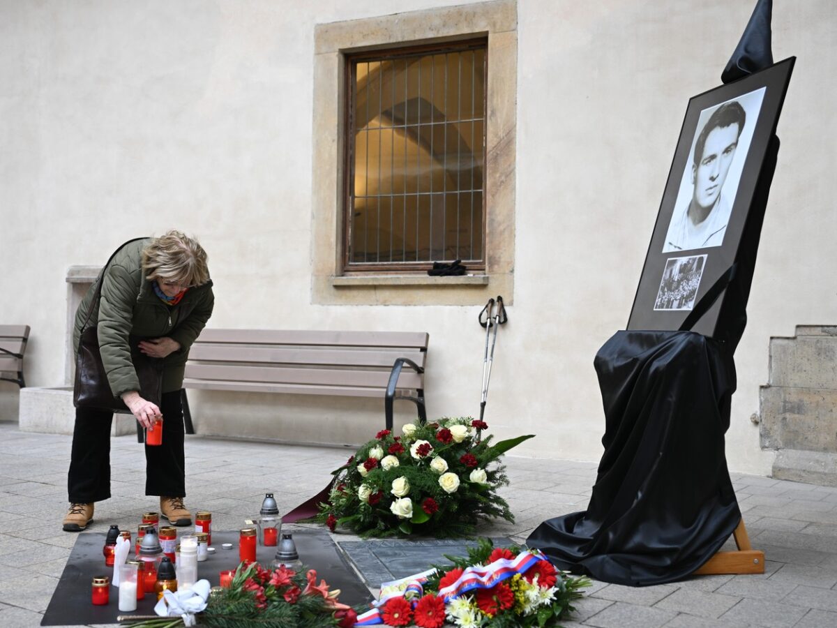 Gedenkort für Jan Palach am Karolinum der Prager Karls-Universität. Heute vor 55 Jahren hatte sich der 20-jährige Student Jan Palach aus Protest gegen die Niederschlagung des Prager Frühlings durch Truppen des Warschauer Paktes selbst angezündet. Am 19. Januar 1969 verstarb Palach in einem Krankenhaus an seinen Verletzungen. Foto: ČTK / Kamaryt Michal