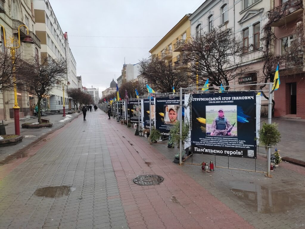 Fußgängerzone in Lemberg (Lviv) mit Porträts von Gefallenen. Foto: Simon Römer