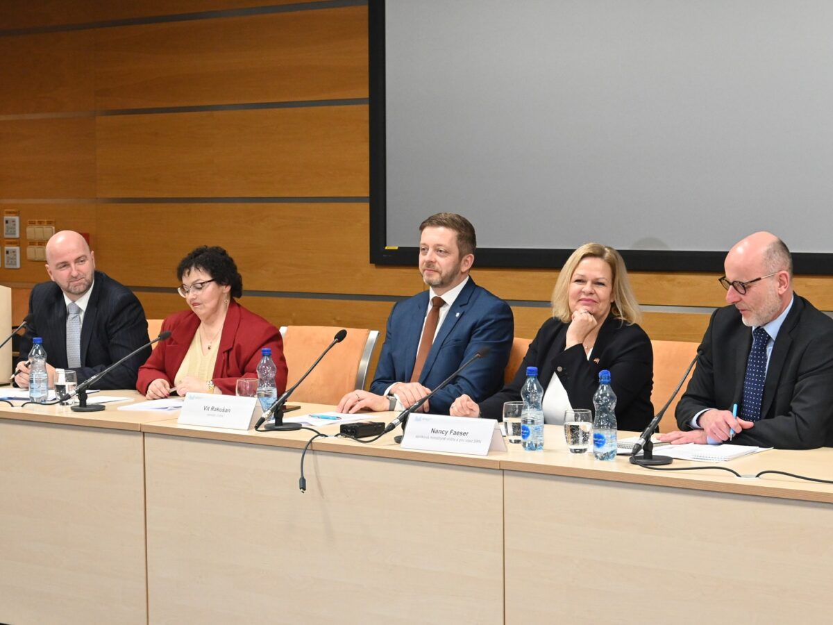 Während einer Pressekonferenz mit ihrem tschechischen Amtskollegen Vít Rakušan teilte Bundesinnenministerin Nancy Faeser mit, dass Deutschland die seit Oktober andauernden Grenzkontrollen zu Polen, Tschechien und der Schweiz voraussichtlich verlängern werde. Foto: Manuel Rommel