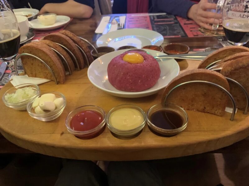 Klassiker der tschechischen Küche I: Tatarák – Ahoj aus Prag!