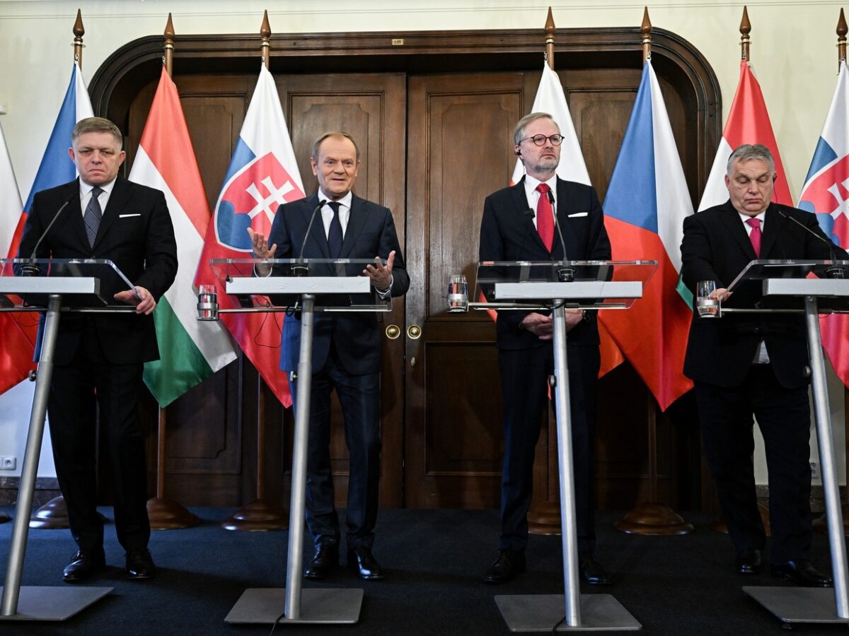 Die Premierminister der Visegrád-Staaten Robert Fico (Slowakei), Donald Tusk (Polen), Petr Fiala (Tschechien) und Viktor Orban (Ungarn) beim Gipfeltreffen in Prag. Foto: Profimedia