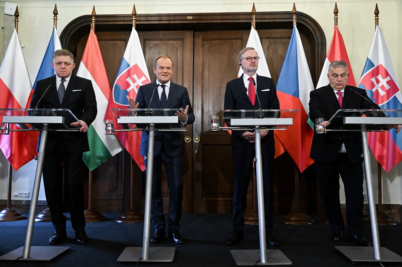 Die Premierminister der Visegrád-Staaten Robert Fico (Slowakei), Donald Tusk (Polen), Petr Fiala (Tschechien) und Viktor Orban (Ungarn) beim Gipfeltreffen in Prag. Foto: Profimedia