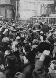 Aufgebrachte Bürger stellen sich dem Einmarsch der deutschen Truppen in Prag am 15. März 1939 entgegen. Foto: Wikimedia Commos, Unknown author