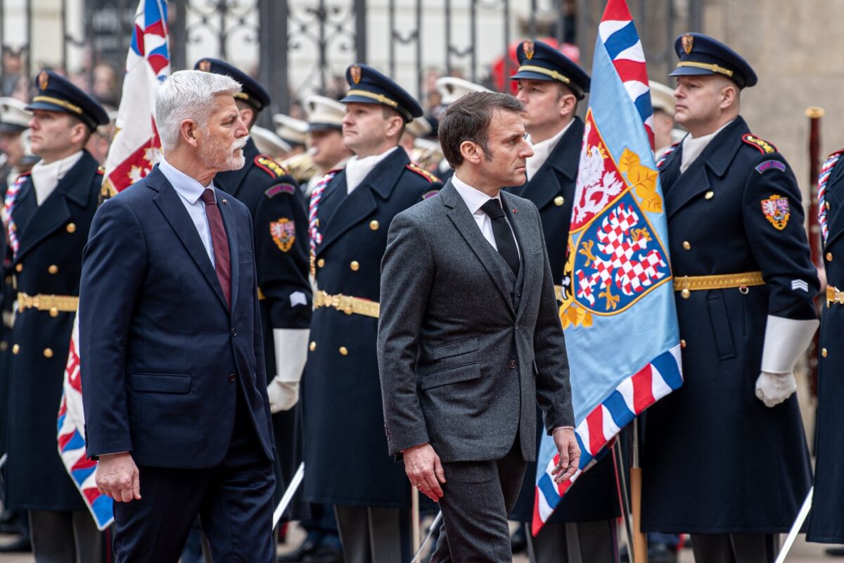 Tschechiens Präsident Petr Pavel (links) nahm seinen französischen Amtskollegen Emmanuel Macron in Prag in Empfang. Foto: Profimedia
