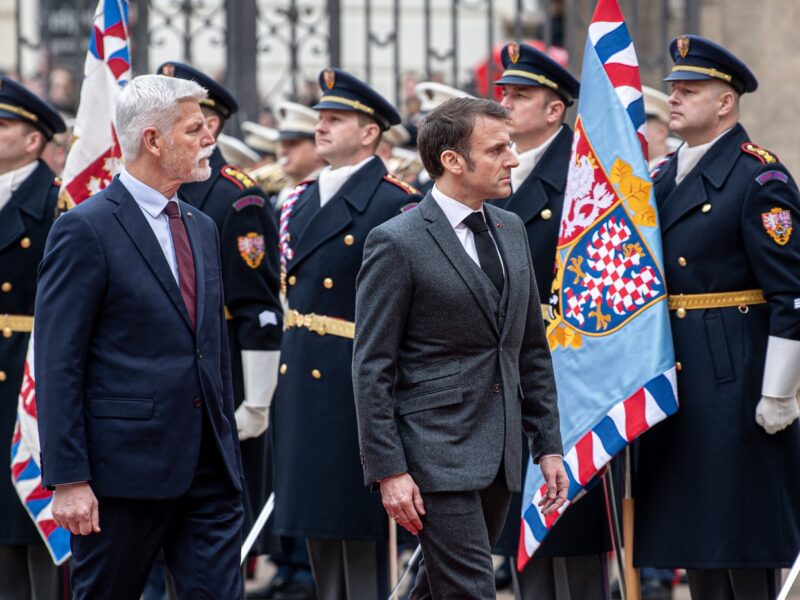 Tschechiens Präsident Petr Pavel (links) nahm seinen französischen Amtskollegen Emmanuel Macron in Prag in Empfang. Foto: Profimedia