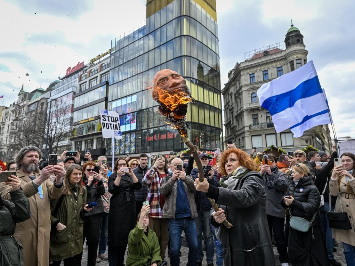 Brennender Putin-Kopf: Am Sonntag protestierten in der tschechischen Hauptstadt Dutzende gegen die Wiederwahl des russischen Präsidenten Wladimir Putin. Foto: ČTK / Šimánek Vít