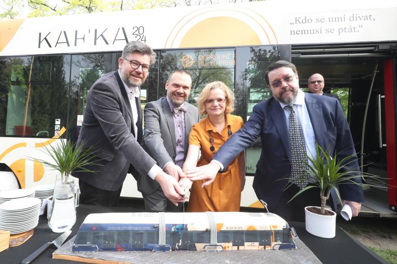 Mit der Inbetriebnahme der Kafka-Tram hat Prag offiziell das Kafka-Jahr 2024 eingeläutet. Foto: praha.eu