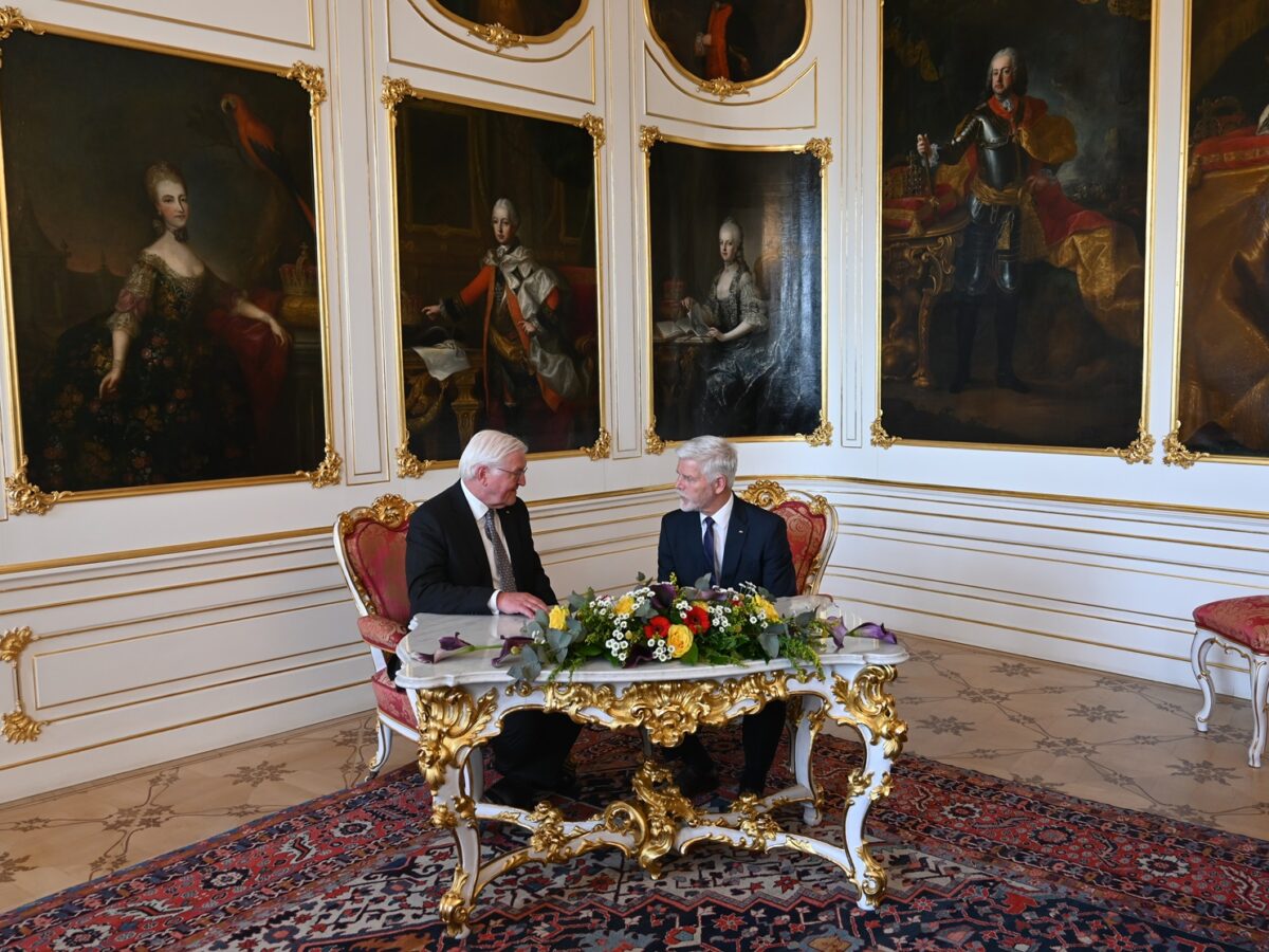 Tschechiens Präsident Petr Pavel (links) und Bundespräsident Frank-Walter Steinmeier zu Gesprächen auf der Prager Burg. Foto: LE/ Eliška Kordová