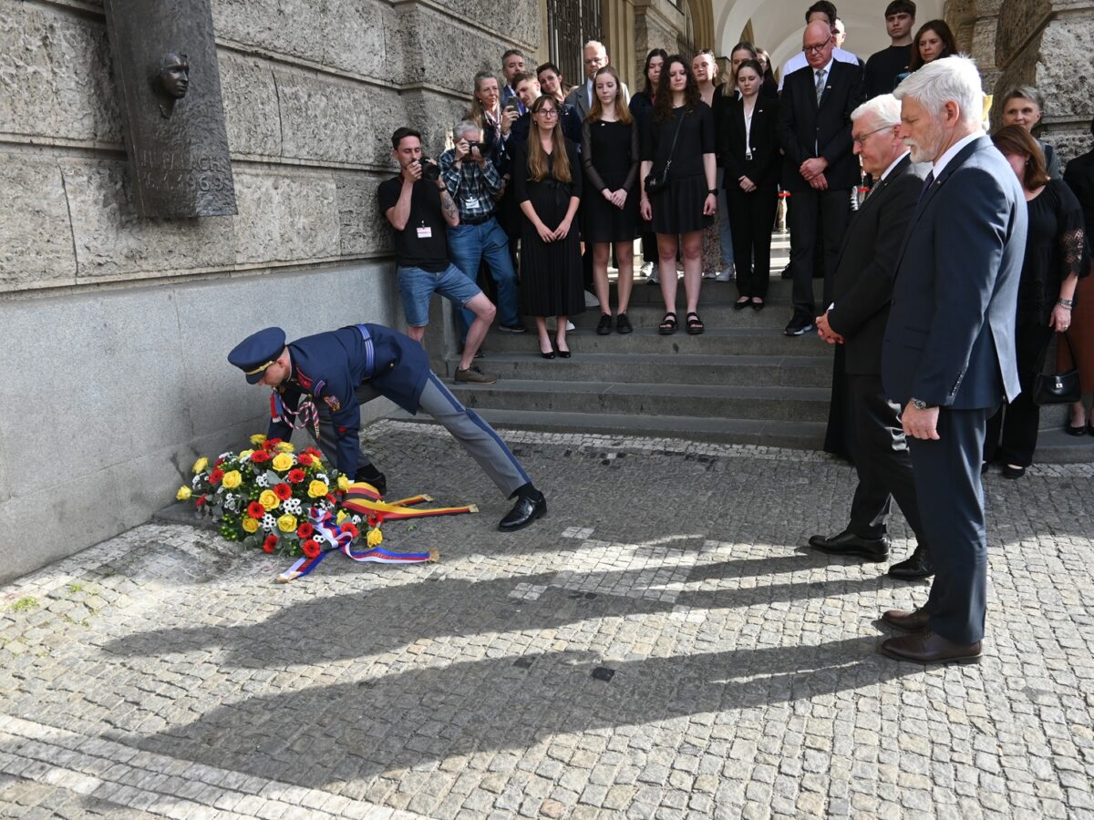 Tschechiens Präsident Petr Pavel und Bundespräsident Frank-Walter Steinmeier bei der Kranzniederlegung am Gebäude der Philosophischen Fakultät der Karls-Universität. Im Dezember 2023 hatte dort ein Amokläufer 14 Menschen getötet. Foto: LE/ Eliška Kordová