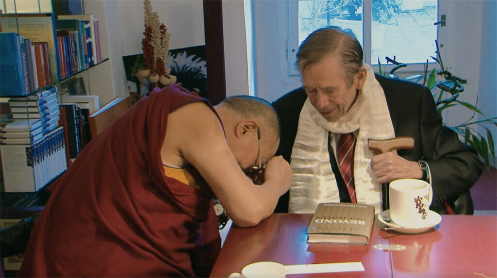 Václav Havel und der Dalai Lama in Petr Jančáreks Dokumentarfilm ’’Tady Havel, slyšíte mě?“ (auf Deutsch etwa: Hier Havel, hören Sie mich?) Foto: Endorfilm / Jiří Konečný