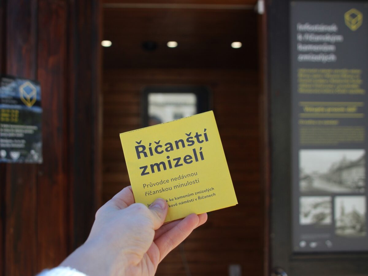 Gelbe Broschüren ,,Říčanští zmizelí” (dt. Die Verschwundenen von Říčany) mit einer Karte sind am Informationsstand erhältlich. Foto: Natálie Marie Vaňková