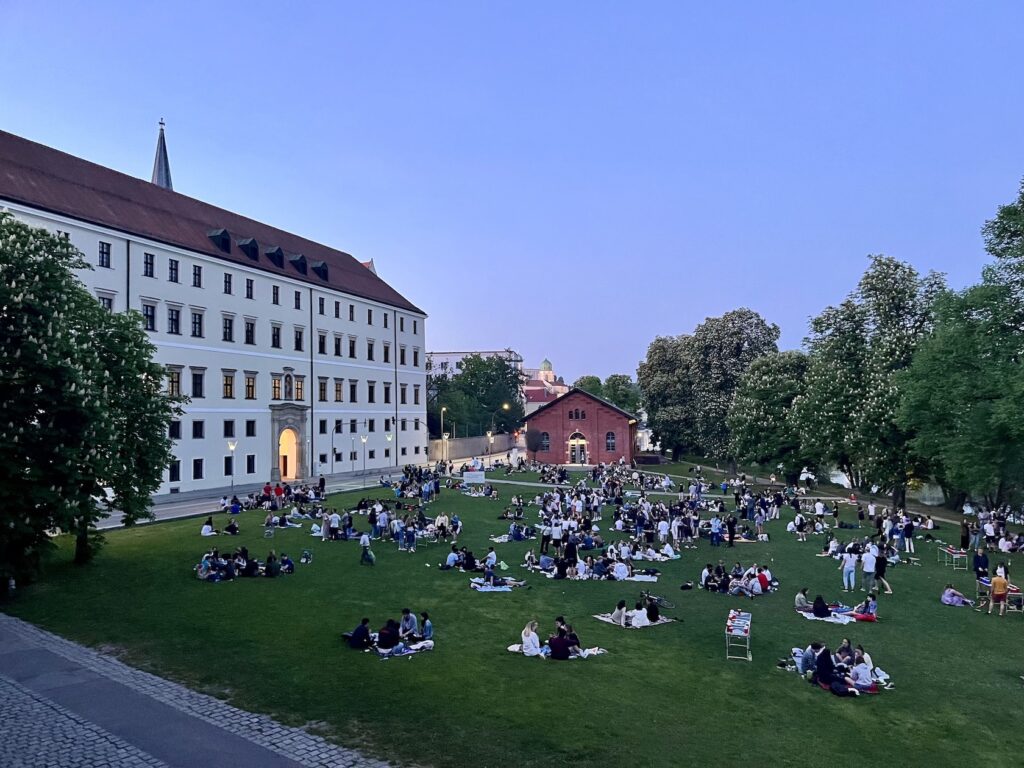 Die Innwiese – eine Grünfläche auf dem Campus der Universität Passau, die bei schönem Wetter von Studenten gerne genutzt wird, um sich zu treffen, zu grillen oder verschiedene Spiele zu spielen. Foto: Eliška Kordová