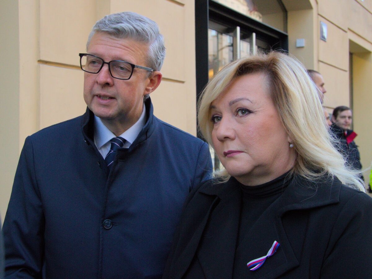 ANOs stellvertretender Parteivorsitzender und Fraktionschefin Alena Schillerová bei einer Gedenkveranstaltunng zur Samtenen Revolution. Foto: Jan Beránek, Korzo Národní 2023 12, CC BY-SA 4.0