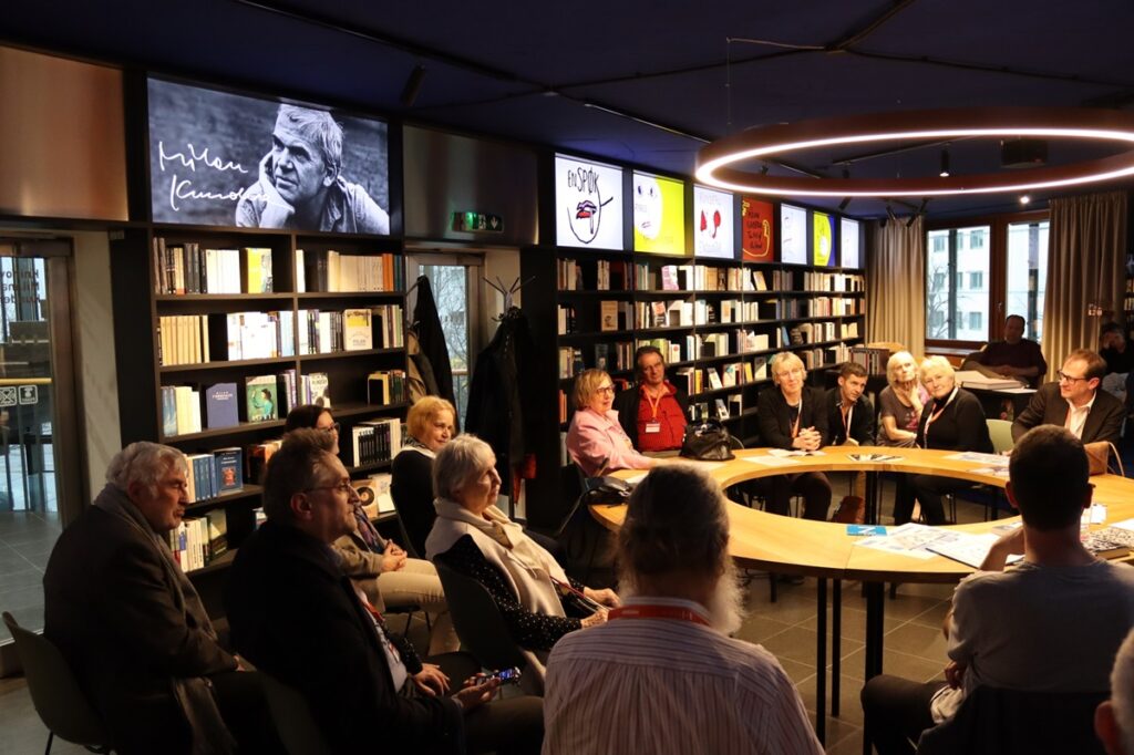 Besuch in der Milan-Kundera-Bibliothek. Foto: Ackermann-Gemeinde