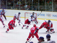 Die tschechische Eishockey-Nationalmannschaft bei dem Olympischen Turnier im japanischen Nagano 1998. Foto: Canadaolympic989, Nagano 1998-Russia vs Czech Republic, CC BY-SA 3.0
