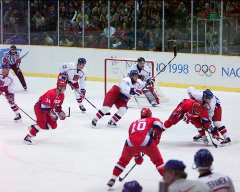 Die tschechische Eishockey-Nationalmannschaft bei dem Olympischen Turnier im japanischen Nagano 1998. Foto: Canadaolympic989, Nagano 1998-Russia vs Czech Republic, CC BY-SA 3.0