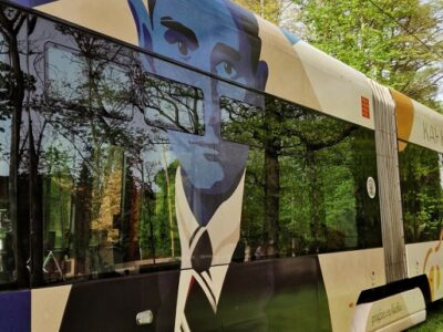 Kafka-Jahr 2024: Prag feiert Auftakt mit Kafka-Straßenbahn