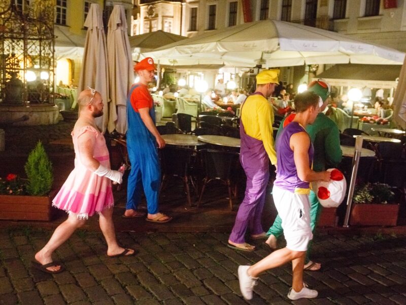 Junggesellenabschied in Prag: Verkleidet in bunten Kostümen ziehen Männer- und Frauengrüppchen durch die Innenstadt und von Kneipe zu Kneipe. Anwohner fühlen sich vom Alkoholtourismus gestört. Foto: František Vlček / MFDNES + LN / Profimedia