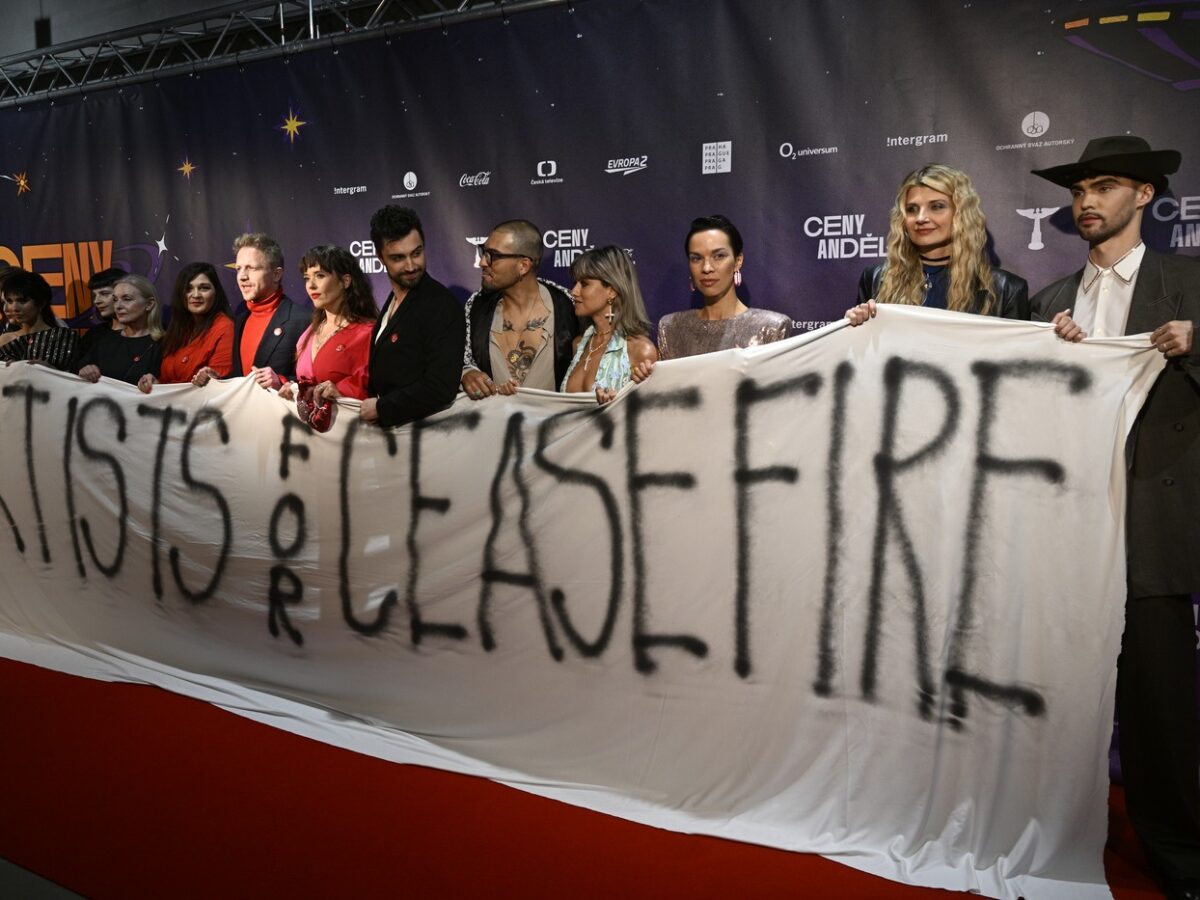 Tschechische Künstlerinnen und Künstler fordern einen Waffenstillstand im Gazastreifen. Am 30. März posierten Musikerinnen und Musiker mit einem Transparent von Artists for Ceasefire während der Preisverleihung Anděl Ceny 2023. Foto: ČTK / Krumphanzl Michal