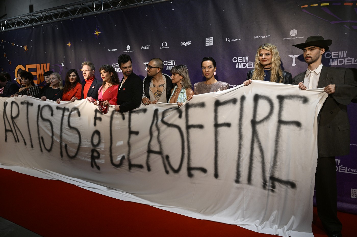 Tschechische Künstlerinnen und Künstler fordern einen Waffenstillstand im Gazastreifen. Am 30. März posierten Musikerinnen und Musiker mit einem Transparent von Artists for Ceasefire während der Preisverleihung Anděl Ceny 2023. Foto: ČTK / Krumphanzl Michal
