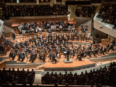 Die Berliner Philharmoniker. Vorne am Dirigentenpult gibt François-Xavier Roth den Takt an. Foto: Stephan Rabold