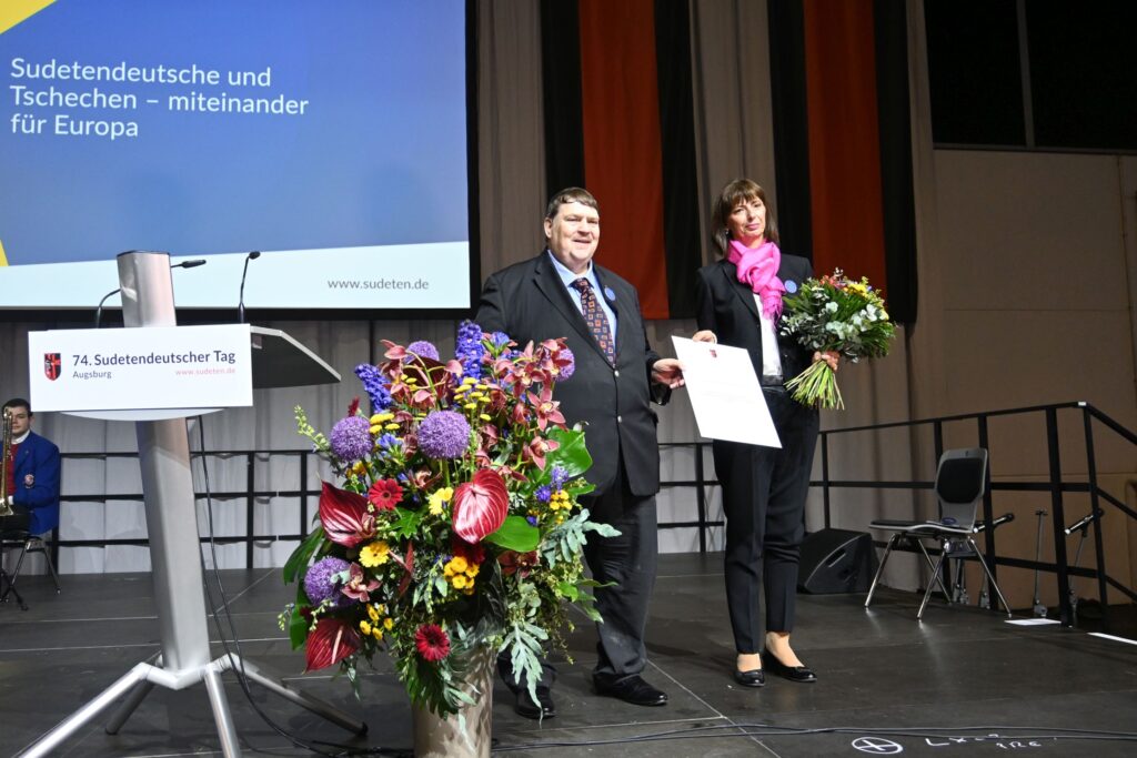 Olivia Schubert, Vize-Präsidentin der FUEN nahm den Menschenrechtspreis der Sudetendeutschen Landsmannschaft entgegen. Foto: LE