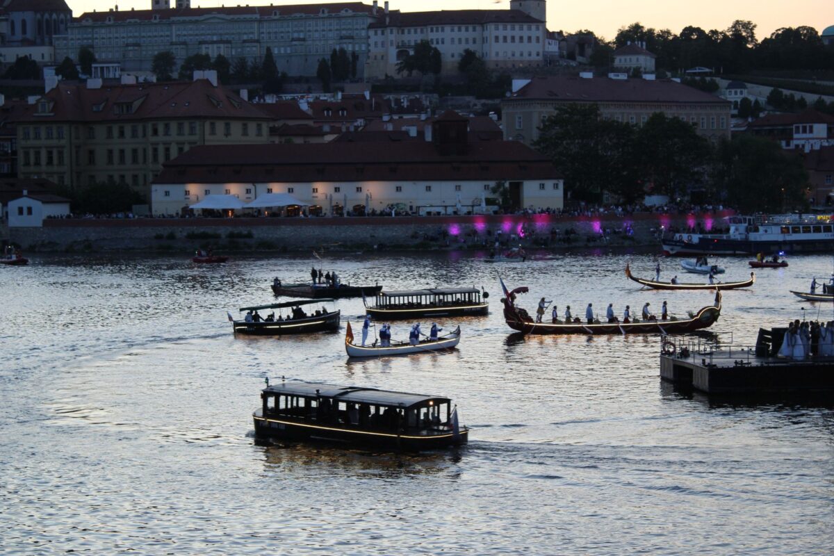 Jedes Jahr am 15. Mai erinnert in Prag das Festival Navalis an den heiligen Johannes von Nepomuk. In dieser Form fand es nun bereits zum 16. Mal statt. Die Tradition des Navalis-Festes reicht aber schon um die 300 Jahre zurück. Foto: Maja Dauser