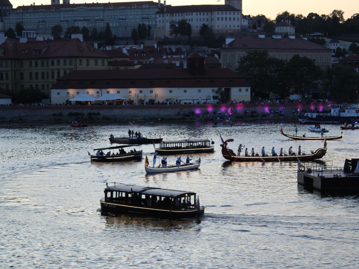 Jedes Jahr am 15. Mai erinnert in Prag das Festival Navalis an den heiligen Johannes von Nepomuk. In dieser Form fand es nun bereits zum 16. Mal statt. Die Tradition des Navalis-Festes reicht aber schon um die 300 Jahre zurück. Foto: Maja Dauser