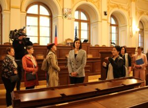 Markéta Pekarová Adamová (TOP 09) begrüßt die ersten Besucher im großen Sitzungssaal des Abgeordnetenhauses. Foto: Natálie Marie Vaňková