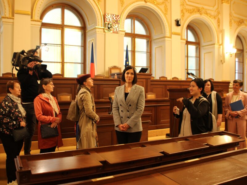 Markéta Pekarová Adamová (TOP 09) begrüßt die ersten Besucher im großen Sitzungssaal des Abgeordnetenhauses. Foto: Natálie Marie Vaňková