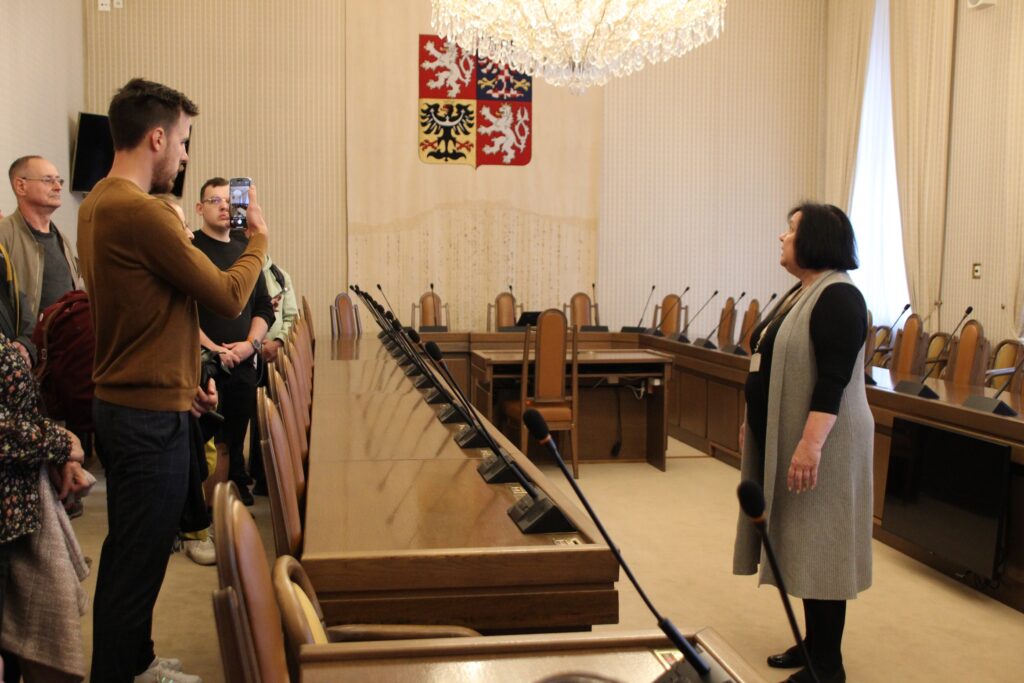 Die Besucher konnten auch die kleineren Sitzungsräume mit einem Führer von Czechtourism besichtigen. Foto: Natálie Marie Vaňková