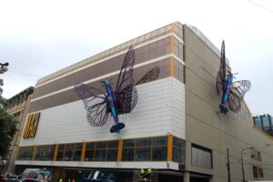 Schmetterlinge am Kaufhaus Máj an der Nationalstraße (Národní třída). Foto: Maja Dauser