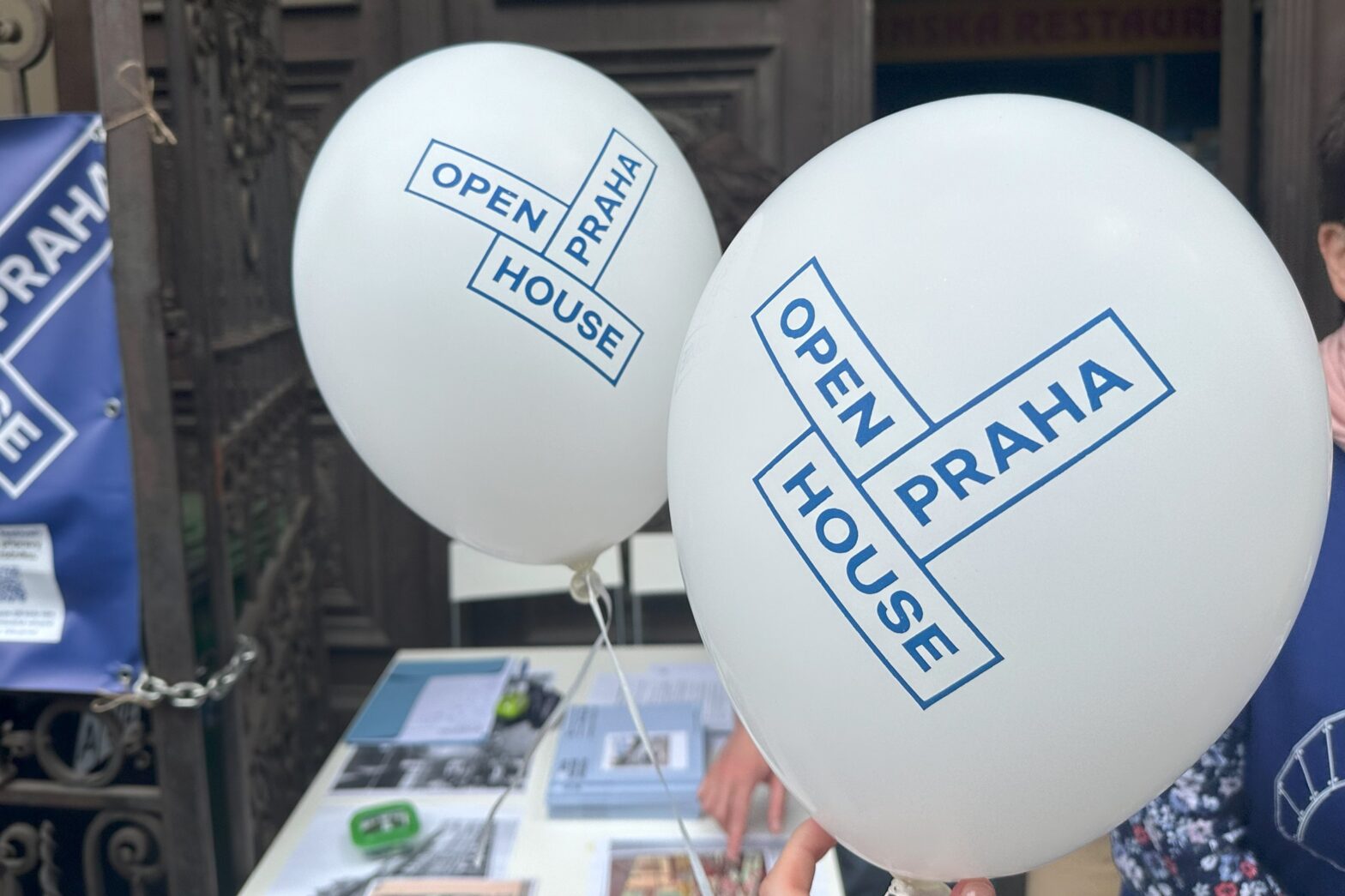 Luftballons mit dem Logo von Open House Prague. Foto: Maja Dauser