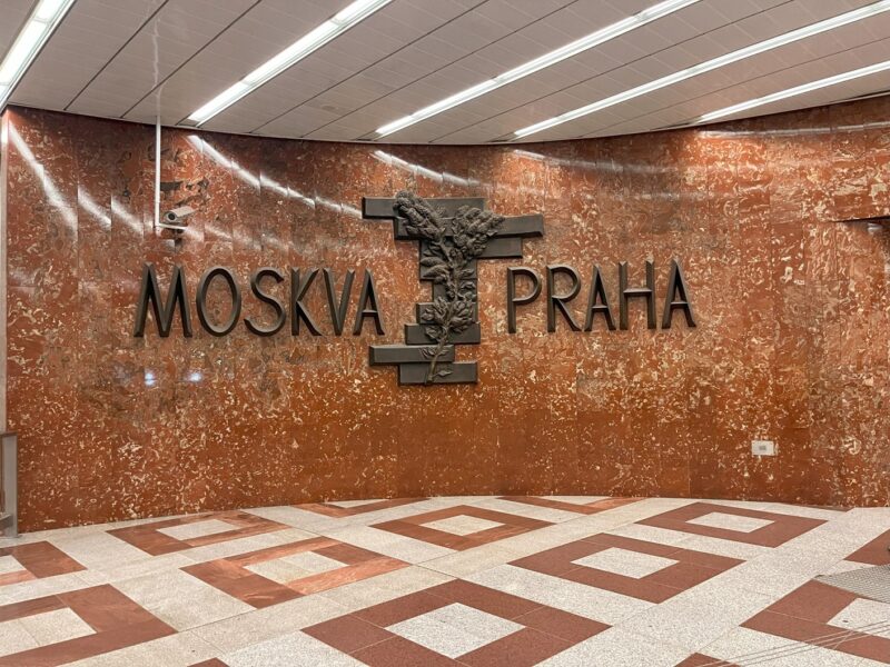 Im Vestibül der Metro-Station Anděl ist der Relief-Schriftzug "Moskau-Prag" zu finden. Dieser soll bald neu gestaltet werden. Foto: Eliška Kordová