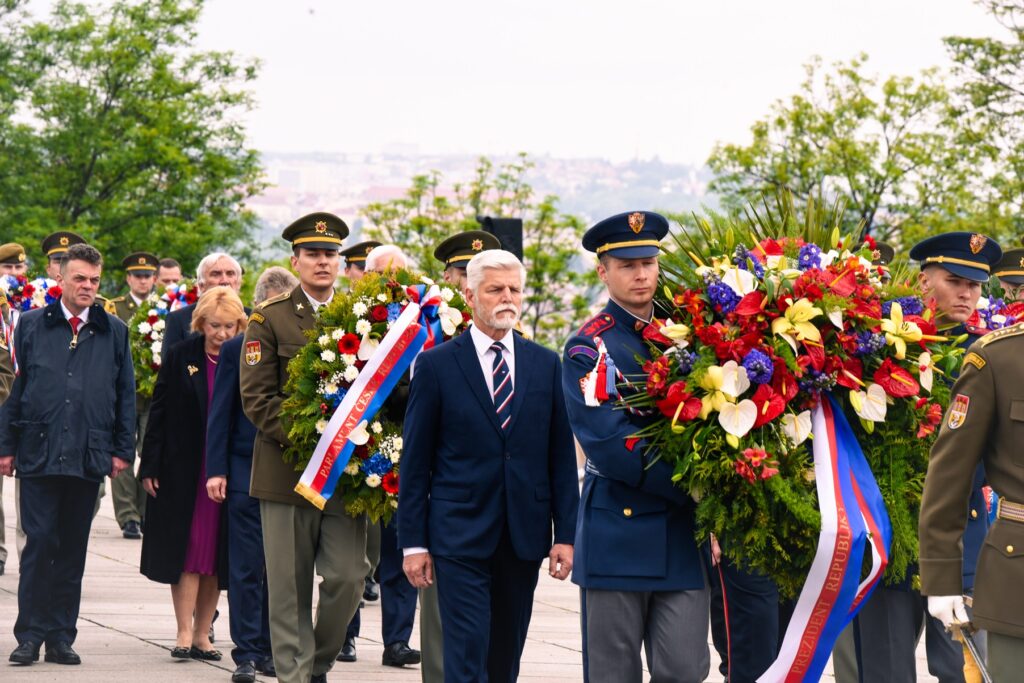 5 Tschechiens Präsident Petr Pavel während der Kranzniederlegung. Foto: Albert Michajluk