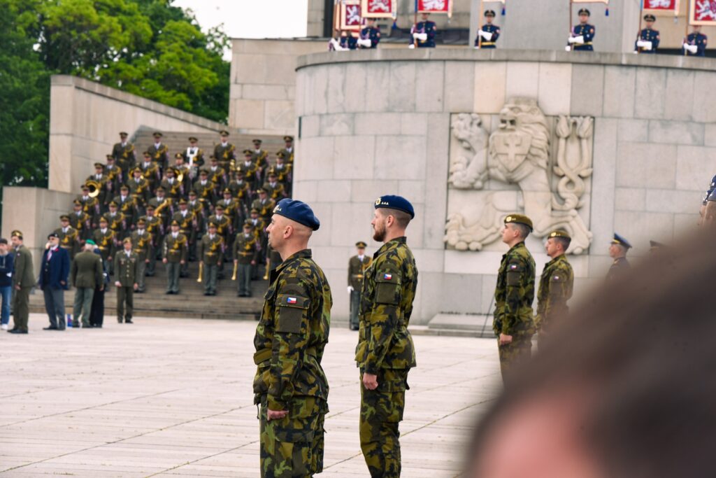 1 Soldaten der Luftwaffe mit blauen Baretten und Soldaten der Bodentruppen mit olivgrünen Baretten bereiten sich auf die feierliche Zeremonie vor. Foto: Albert Michajluk