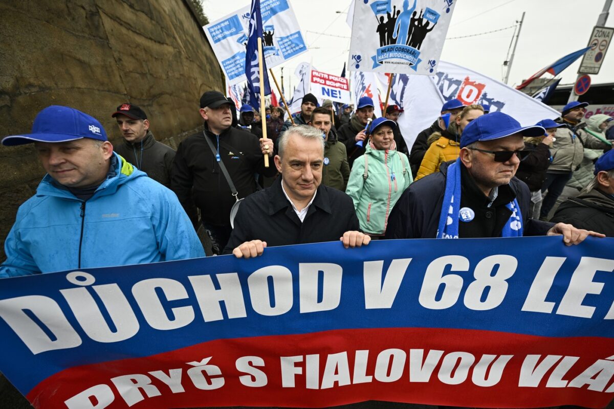 Symbolfoto: Demonstration gegen Rentenpläne der tschechischen Regierung im März 2023. An den Protesten hatte auch Josef Středula (2.v.l.), Vorsitzender des Böhmisch Mährischen Gewerkschaftsbunds teilgenommen. Foto: ČTK / Deml Ondřej