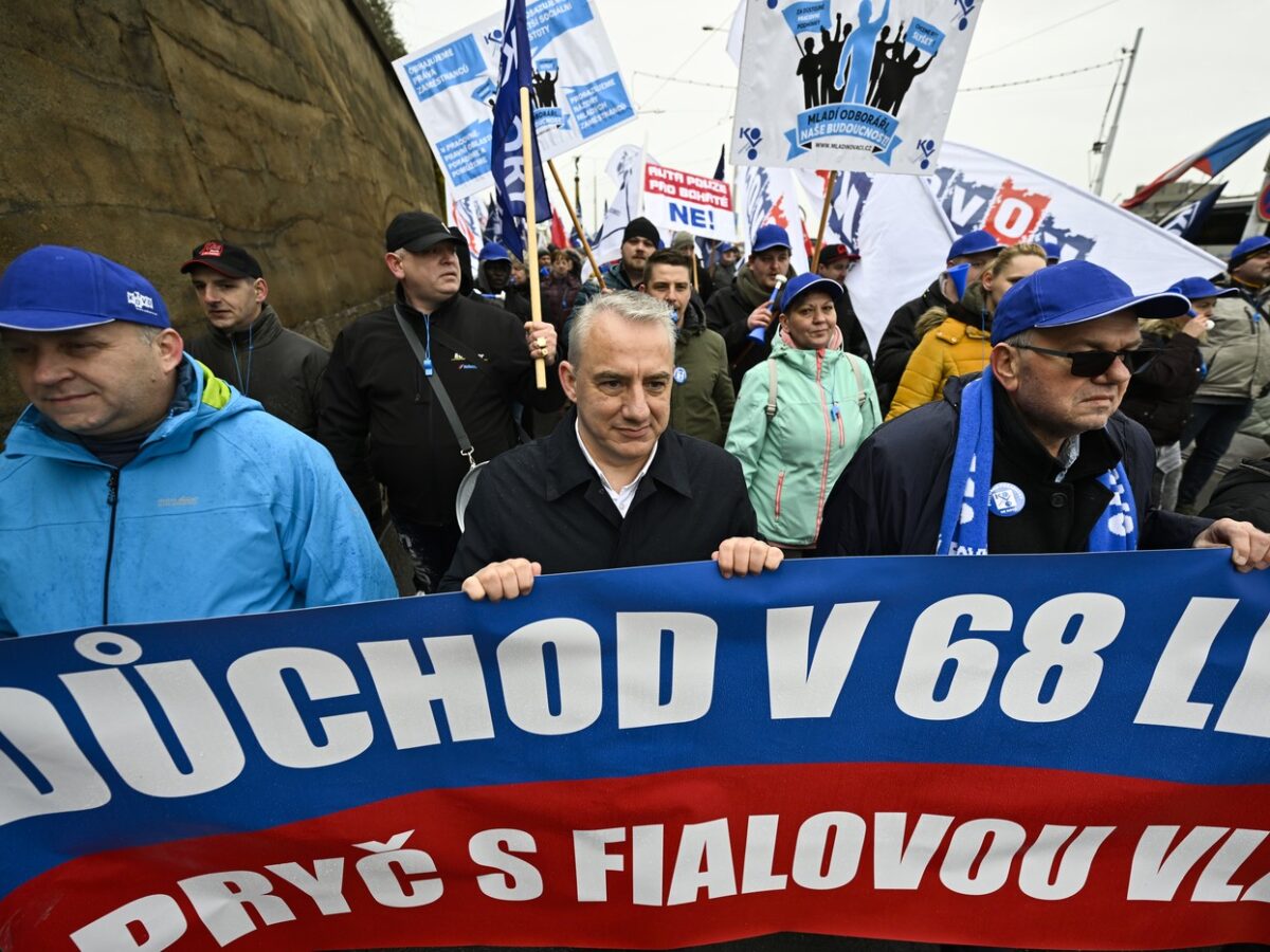 Symbolfoto: Demonstration gegen Rentenpläne der tschechischen Regierung im März 2023. An den Protesten hatte auch Josef Středula (2.v.l.), Vorsitzender des Böhmisch Mährischen Gewerkschaftsbunds teilgenommen. Foto: ČTK / Deml Ondřej