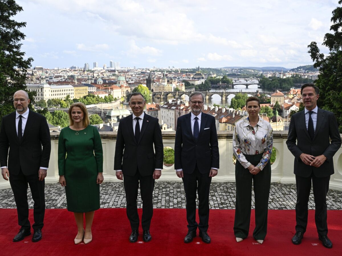 Der ukrainische Premier Denys Šmyhal, die lettische Premierministerin Evika Siliņa, der polnische Präsident Andrzej Duda, Tschechiens Premier Petr Fiala, die dänische Premierministerin Mette Frederiksen und der niederländische Premier Mark Rutte (v.l.n.r.) vor dem gemeinsamen Treffen in Prag am Dienstagabend. Bei einem Arbeitsessen sagten die Vertreter der Staaten die weitere Unterstützung für die von Russland angegriffene Ukraine zu. Foto: ČTK / Kamaryt Michal